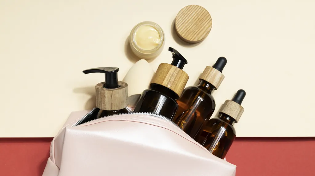 Mulher navegando em loja de cosméticos